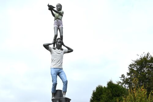 Zuidwest Friesland- fontein Sloten meisje met kievit