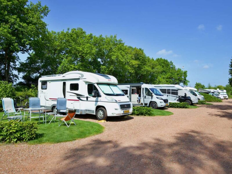 Een rij campers op een camperplaats