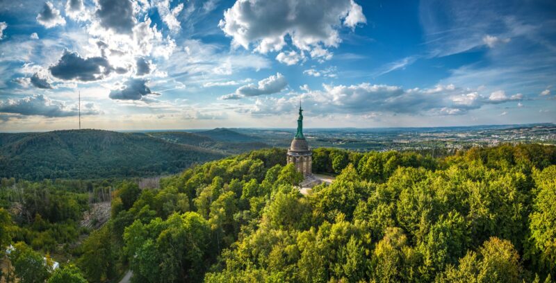 Het Hermannsdenkmal gezien vanuit de lucht.