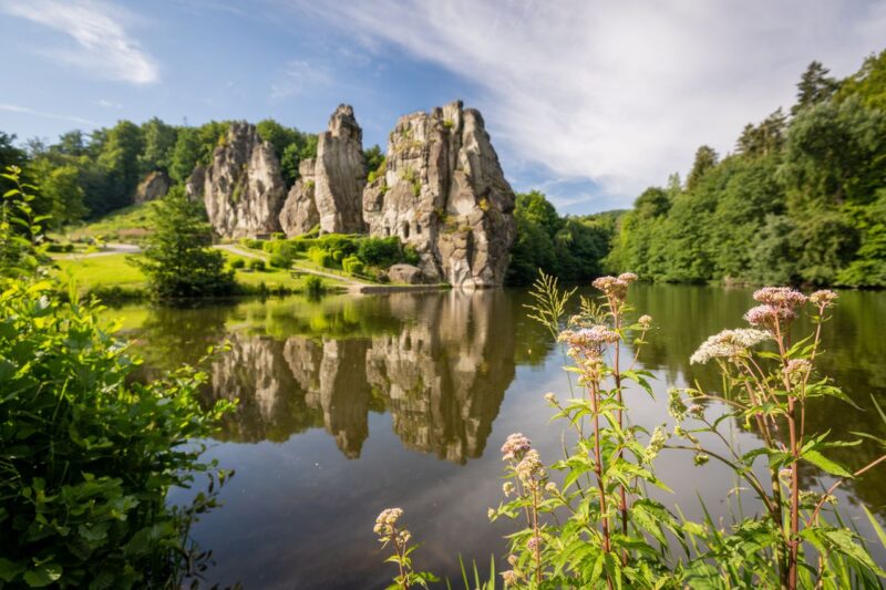 De Externsteine weerspiegeld in het water