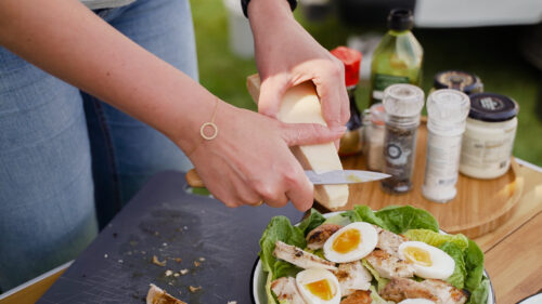 Parmezaanse kaas in de caesar salad