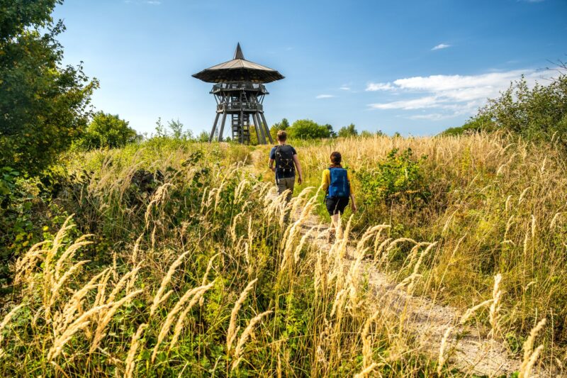 Wandelaars op weg naar de Eggeturm