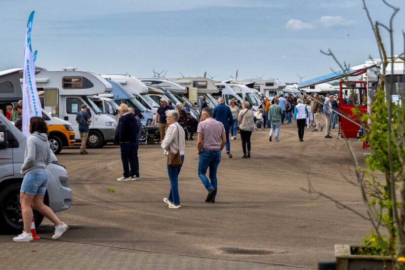 Bezoekers op de Nationale Campermarkt in 2024 lopend langs campers