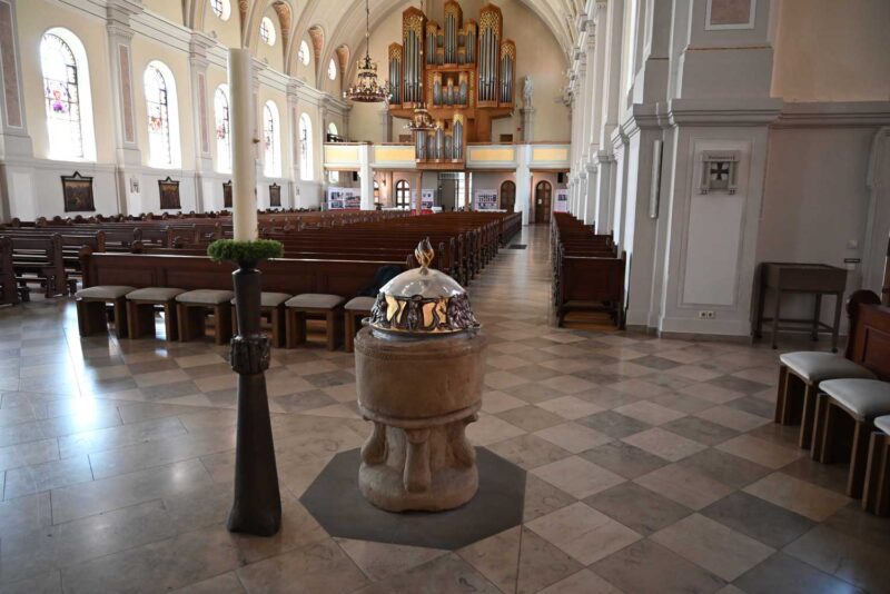 Interieur van de Sint Martinuskerk in Haren met doopvont op de voorgrond