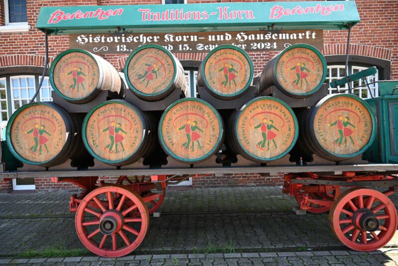 Tonnen met drank op een oude laadwagen