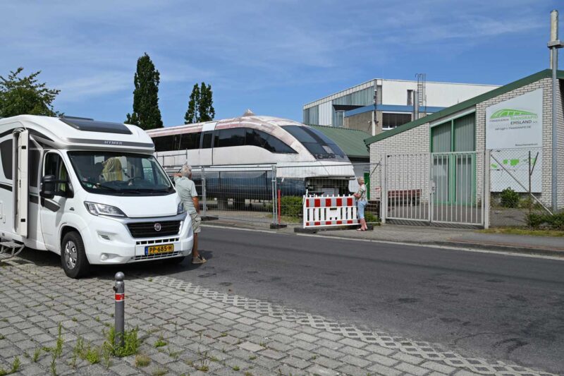 Camper voor het bezoekerscentrum van de zogenaamde magneettrein