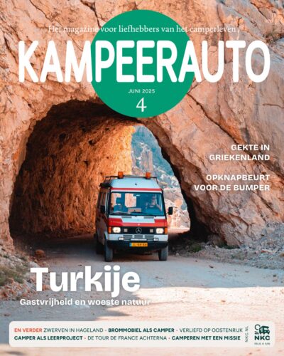 Cover van Kampeerauto 4-2025 met daarop een buscamper die een uit rotsen gehouwen tunnel rijdt in Turkije
