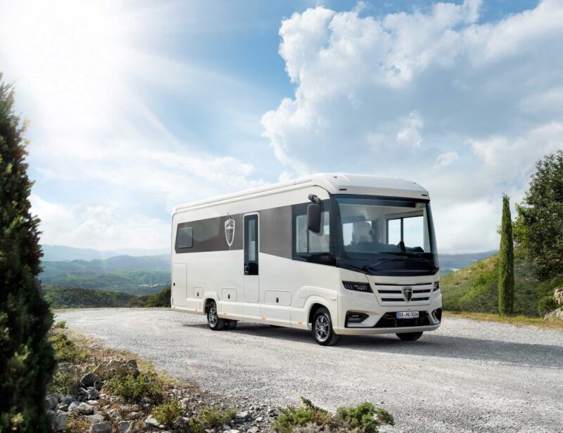 Morelo camper rijdend door landschap