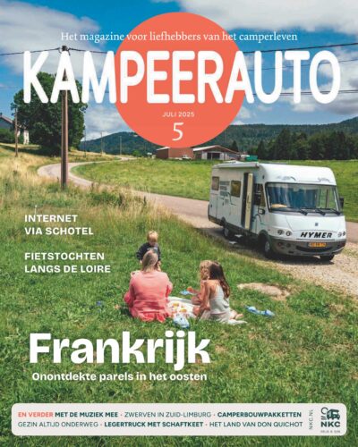 Cover van Kampeerauto 5-2025 met gezin dat aan het picknicken is in Frankrijk