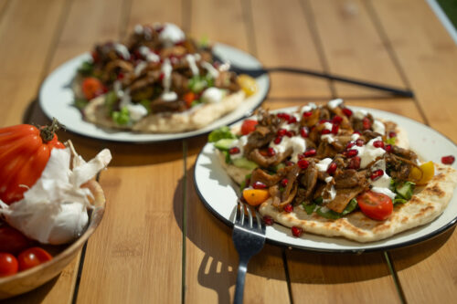 eindresultaat: twee borden Flatbread uit de pan met oesterzwam shoarma