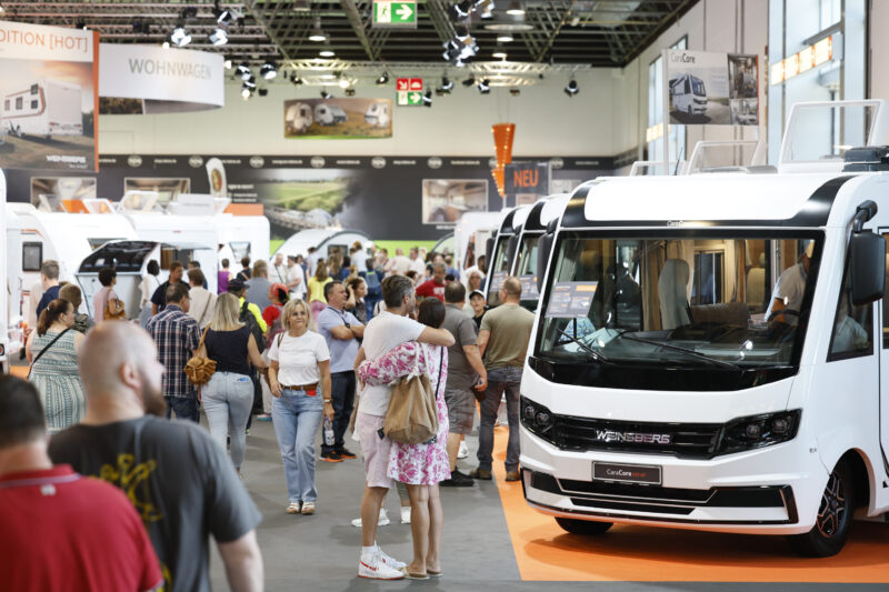 Bezoekers tussen de campers op de Caravan Salon