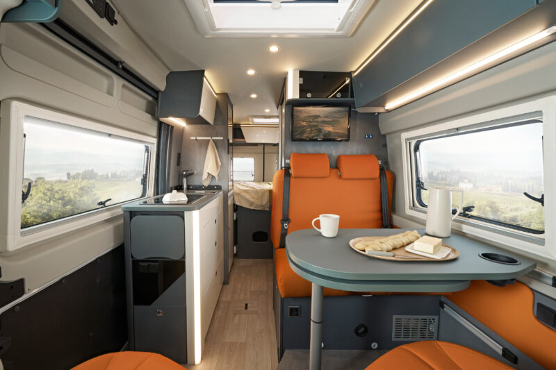 Interieur van de Laika Kosmo Supremo in oranje uitvoering