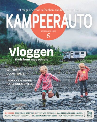Cover van Kampeerauto 6-2025 met daarop twee spelende meisjes die lopen door rivier voor camper