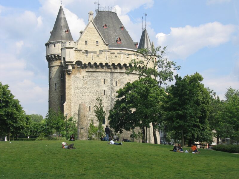 Een zijaanzicht van de Hallepoort in Brussel