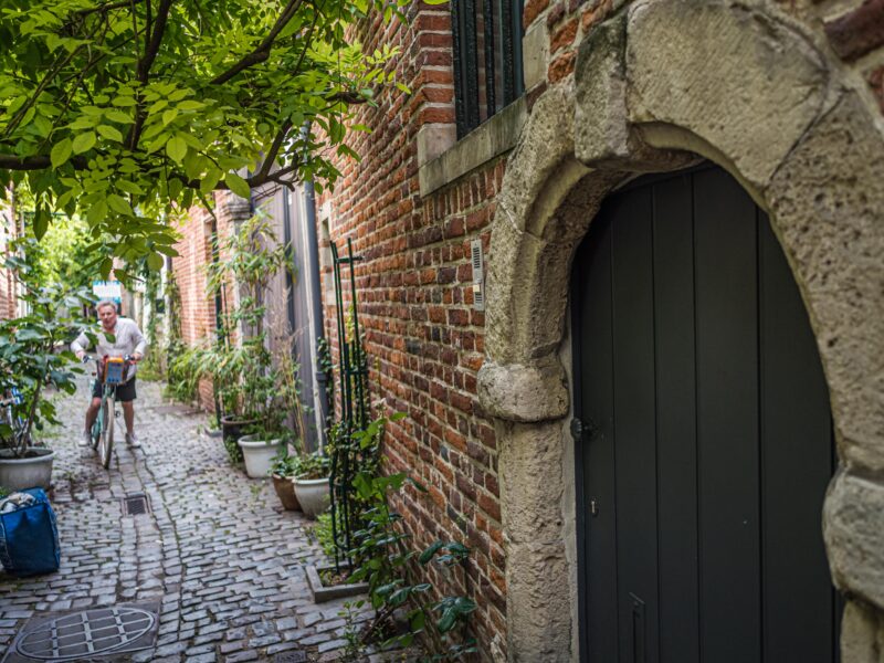 De Ooievaarstraat in Brussel in de zomer